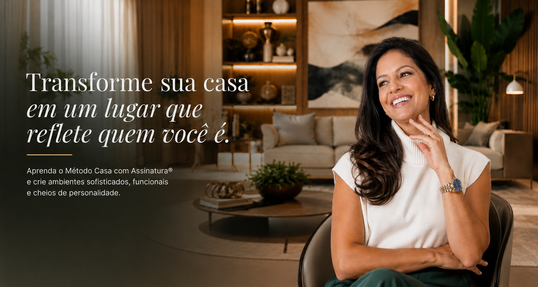 Carol Salgado sorrindo em uma sala de estar sofisticada, com o texto: Transforme sua casa em um lugar que reflete quem você é. Aprenda o Método Casa com Assinatura e crie ambientes sofisticados, funcionais e cheios de personalidade.